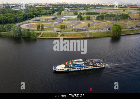 Vista aerea del fiume di Mosca, embankment e go-kart racing nel parco del tecnico sportivo nell'area Pechatniki di Mosca, Russia Foto Stock