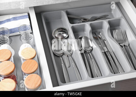 Set di posate nel cassetto di cucina, primo piano Foto Stock