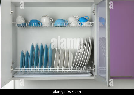 Set di bianco e blu stoviglie su rack di asciugatura in cucina Foto Stock