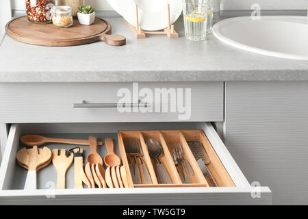 Set di posate e utensili da legno in cucina attrezzata Foto Stock