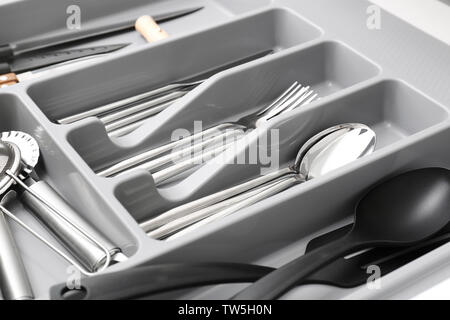 Utensili da cucina nel cassetto, primo piano Foto Stock