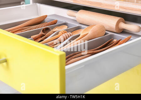 Cucina in legno utensili nel cassetto Foto Stock