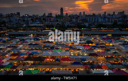 BANGKOK, Tailandia - 21 Maggio 2019: vista notturna del Treno Notte Ratchada di mercato. Foto Stock