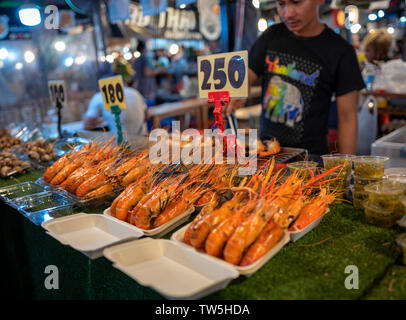 BANGKOK, Tailandia - 21 Maggio 2019: cibo di strada al treno notte Ratchada di mercato. Foto Stock