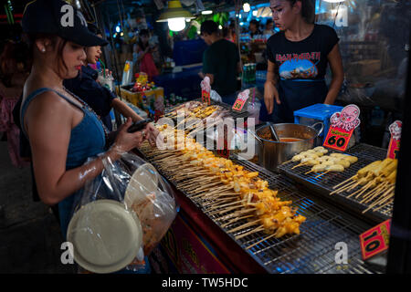 BANGKOK, Tailandia - 21 Maggio 2019: cibo di strada al treno notte Ratchada di mercato. Foto Stock