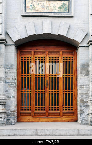 Il cinese di porte e finestre, fotografato in East Street residence nella città antica di Pingyao, nella provincia di Shanxi Foto Stock