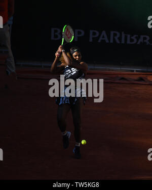 Parigi Francia French Open Championships Roland Garros Serena Williams (USA) in azione durante il secondo turno singles match foto Roger Parker Internation Foto Stock