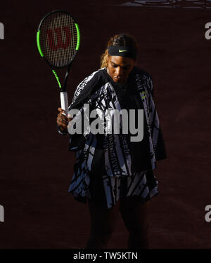 Parigi Francia French Open Championships Roland Garros Serena Williams (USA) in azione durante il secondo turno singles match foto Roger Parker Internation Foto Stock