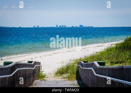 Passerella di rampa che conduce alla baia di intercoastal, ocean beach litorale con spruzzi delle onde onshore. Pensacola, FL, Stati Uniti d'America in background. Foto Stock