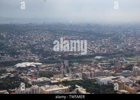 TBILISI, GEORGIA - Agosto 2018: Veduta aerea della Vecchia Tbilisi su soleggiate giornate estive di Tbilisi, Georgia Foto Stock