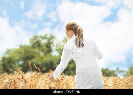 Giovani agronomo nel campo di grano Foto Stock
