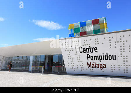 Il Centro Pompidou Malaga, una propaggine della Parigi museo di arte contemporanea, nel Muelle Onu, dal porto, in Spagna, Europa Foto Stock