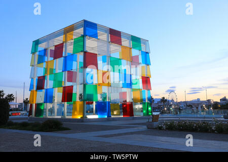 Il Centro Pompidou Malaga, una propaggine della Parigi museo di arte contemporanea, nel Muelle Onu, dal porto, in Spagna, Europa Foto Stock