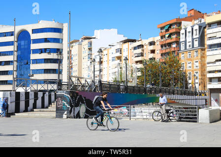 Il Puente del Perchel, oltre il Fiume Guadalmedina, a Soho, nella città di Malaga, in Spagna, Europa Foto Stock