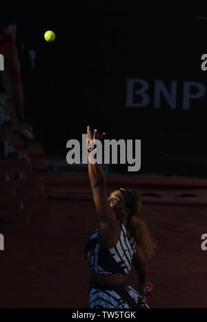 Parigi Francia French Open Championships Roland Garros Serena Williams (USA) in azione durante il secondo turno singles match foto Roger Parker Internation Foto Stock