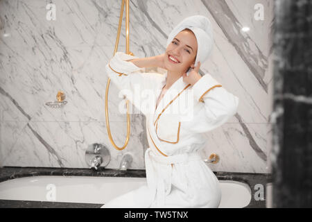 Bella giovane donna in bagno dopo la doccia Foto Stock