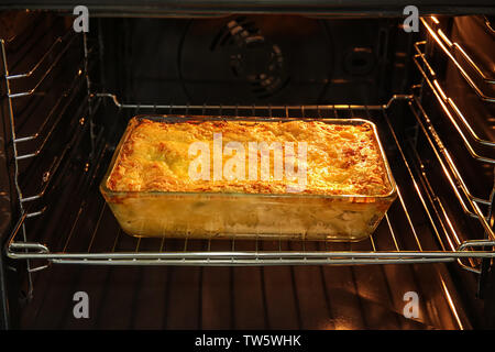 Vassoio da forno con spinaci lasagne al forno Foto Stock