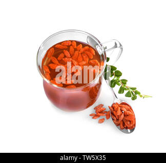 Composizione con goji tè su sfondo bianco Foto Stock