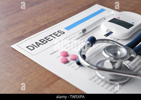 Materiale medico per i pazienti con diabete sul modulo di prova Foto Stock