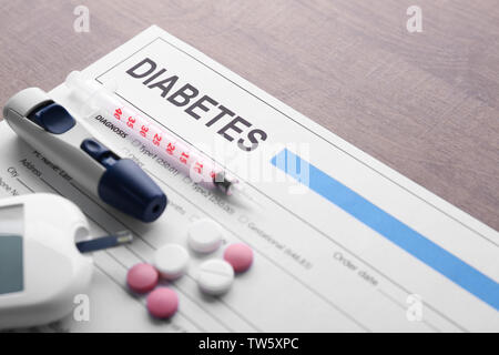 Materiale medico per i pazienti con diabete sul modulo di prova Foto Stock