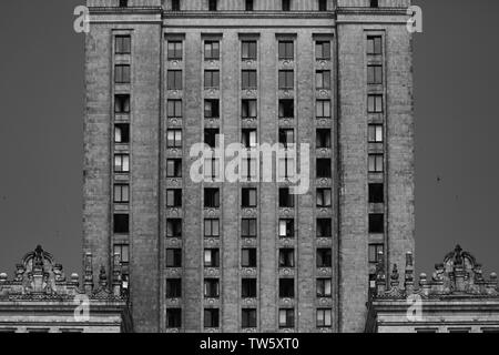 Bianco e nero anteriore dell edificio residenziale a Varsavia. I modelli verticali, linee abstract Foto Stock