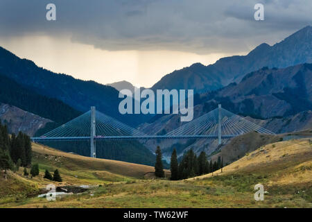 Ponte Guozigou in Mt. (Tianshan montagna Celeste), Yining (Ghulja), provincia dello Xinjiang, Cina Foto Stock