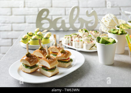 Il cibo gustoso per baby shower party sulla tabella Foto Stock