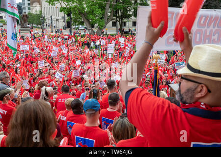 Lansing, Michigan STATI UNITI D'America - 18 Giugno 2019 - Michigan raccolse insegnanti presso il Campidoglio alla domanda che il legislatore ad aumentare i finanziamenti per la pubblica educa Foto Stock