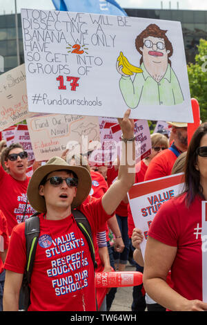 Lansing, Michigan STATI UNITI D'America - 18 Giugno 2019 - Michigan raccolse insegnanti presso il Campidoglio alla domanda che il legislatore ad aumentare i finanziamenti per la pubblica educa Foto Stock