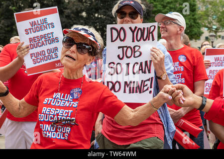 Lansing, Michigan STATI UNITI D'America - 18 Giugno 2019 - Michigan raccolse insegnanti presso il Campidoglio alla domanda che il legislatore ad aumentare i finanziamenti per la pubblica educa Foto Stock