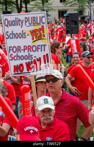 Lansing, Michigan STATI UNITI D'America - 18 Giugno 2019 - Michigan raccolse insegnanti presso il Campidoglio alla domanda che il legislatore ad aumentare i finanziamenti per la pubblica educa Foto Stock