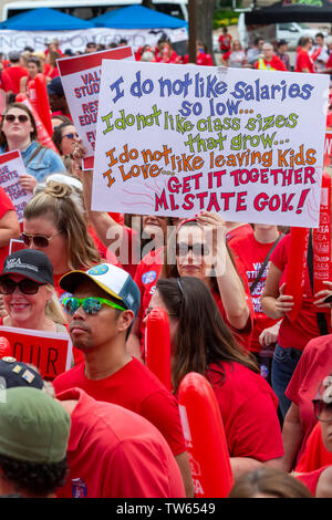 Lansing, Michigan STATI UNITI D'America - 18 Giugno 2019 - Michigan raccolse insegnanti presso il Campidoglio alla domanda che il legislatore ad aumentare i finanziamenti per la pubblica educa Foto Stock