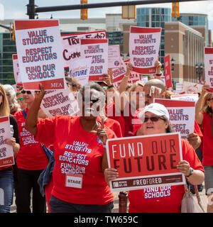 Lansing, Michigan STATI UNITI D'America - 18 Giugno 2019 - Michigan raccolse insegnanti presso il Campidoglio alla domanda che il legislatore ad aumentare i finanziamenti per la pubblica educa Foto Stock