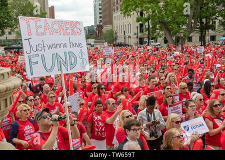 Lansing, Michigan STATI UNITI D'America - 18 Giugno 2019 - Michigan raccolse insegnanti presso il Campidoglio alla domanda che il legislatore ad aumentare i finanziamenti per la pubblica educa Foto Stock