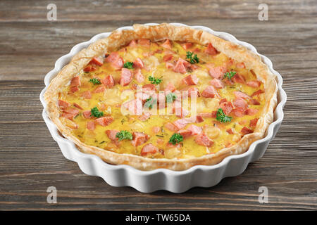 Deliziosa casseruola con salsicce in una teglia sul tavolo Foto Stock