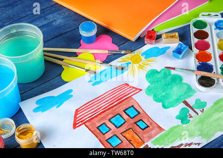 Bambino del dipinto di casa sulla tabella Foto Stock