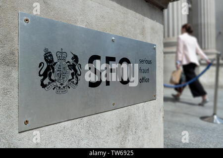 Una donna cammina nella costruzione del Serious Fraud Office (SFO) situato su Cockspur Street a Londra. Foto Stock