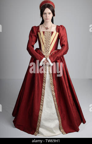 Tudor woman in red dress passeggiate nel giardino Foto Stock