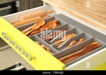 Cucina in legno utensili nel cassetto in ambienti interni Foto Stock