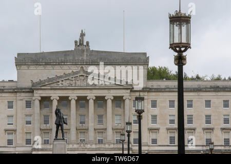 Vista ingrandita della parte anteriore del Stormont Belfast con la statua di Sir Edward Carson davanti al portico a Stormont. Foto Stock