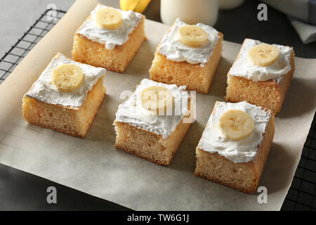 Pezzi di gustosa torta di banana sul raffreddamento per rack Foto Stock