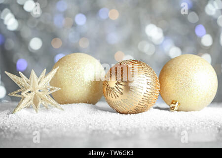 Bellissime decorazioni di Natale contro sfondo sfocato Foto Stock
