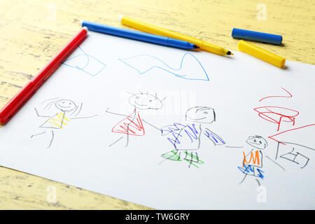 Bambino il disegno della famiglia sulla tabella, primo piano Foto Stock