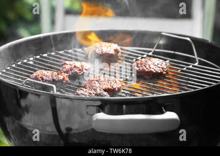 Deliziose polpette su barbecue grill all'aperto Foto Stock