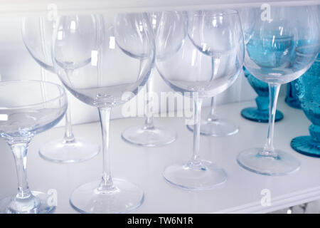 Supporto di memorizzazione con il vetro in cucina Foto Stock