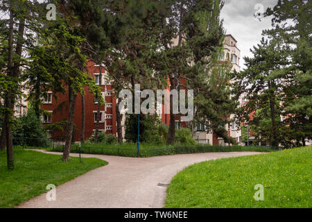 Butte du Chapeau Rouge park a Parigi Foto Stock