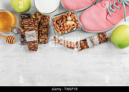 Cereali barrette energetiche e i dadi sul tavolo Foto Stock