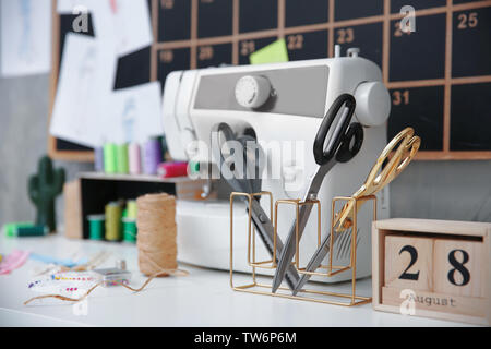 Moderna macchina di cucitura e di adattare gli accessori sul tavolo Foto Stock
