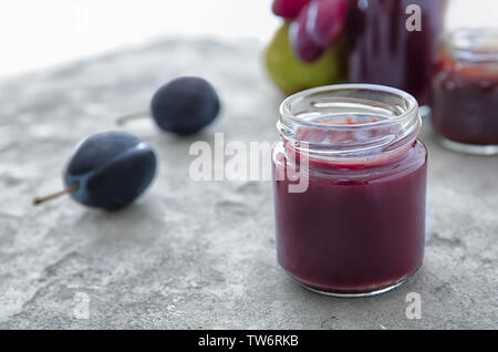 Vaso con cibo per neonati su tavola Foto Stock