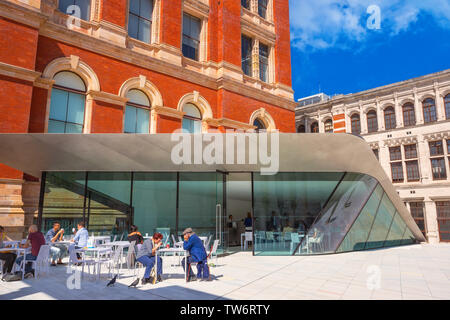 London, Regno Unito - 20 Maggio 2018: Victoria and Albert Museum, fondato nel 1852, è il più grande del mondo Museo di Arti Applicate e Decorative e design hous Foto Stock